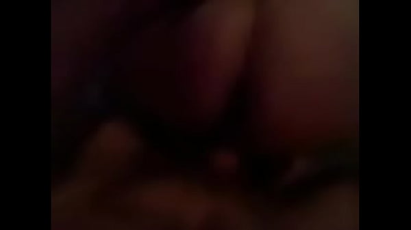 Haciendo gemir a la putita gordibuena de mi mujer por la conchita.