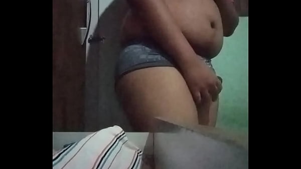 Gordinho pego no flagra no quarto trocando de roupa 