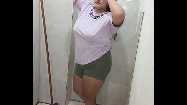 Empleada se come la verga de su jefe cambio de un aumento