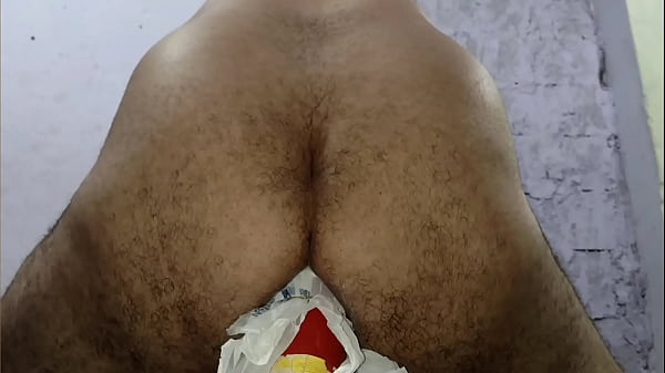 Sentando com o cu no extintor  