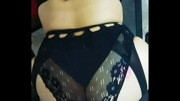 Mi jefe me mete a la bodega y me pide el culo