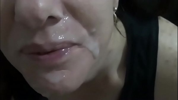 Муж наполнил спермой рот женушки после глубокого минета