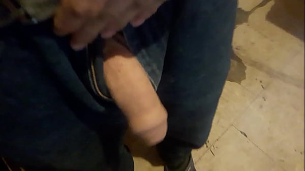 Afuera del pantal&oacute;n hay un pene