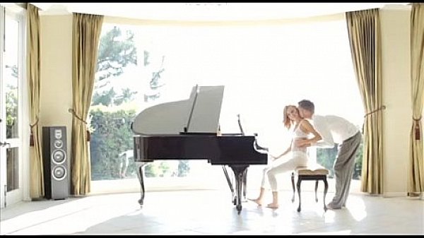 Follando y tocando el piano, elegante y con glamour