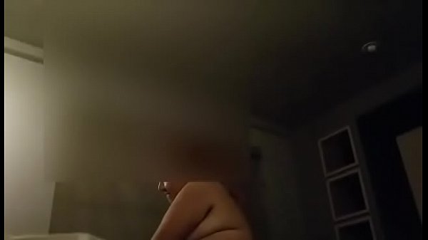 Masturbando a mi amigo a escondidas en un hotel para mi esposo