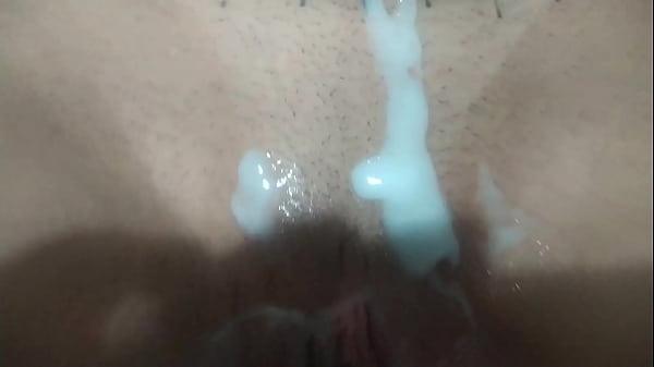 Empurrou com tudo na buceta da coroa e gozou igual um cavalo garanh&atilde;o