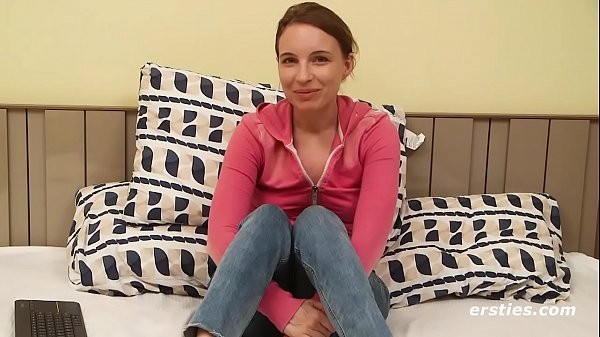 German Amateur with Nicely trimmed pussy cums