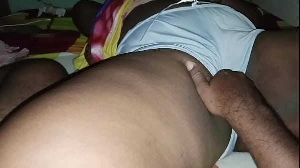 Fazendo carinho na xota da enteada