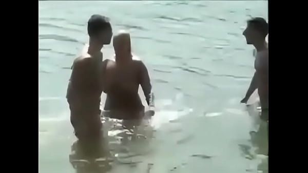 2942248 amateur threesome