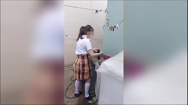 Teen! Morra colegiala lavando sus calzoncitos es sorprendida por su padrastro cuando no hay nadie mas en casa, casero real, no fingido
