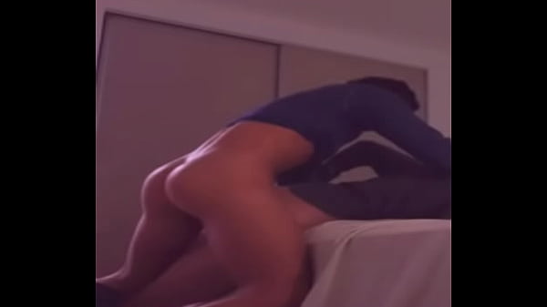 El pastor de m iglesia un machote musculoso me folla en su cama mientras su esposa viaja  