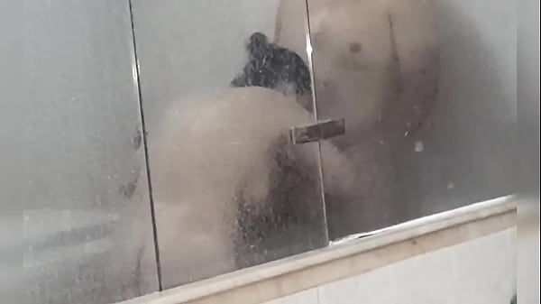 Mi amiga argentina me regala una follada en la ba&ntilde;era con una buena montada