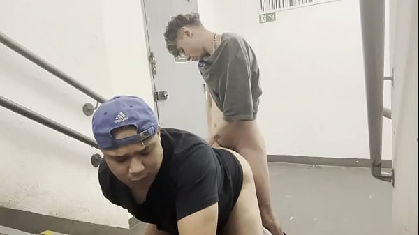 SEXO EM P&Uacute;BLICO. MACHOS FODEM ARDENTEMENTE NAS ESCADAS DE EMERG&Ecirc;NCIA (TEASER)