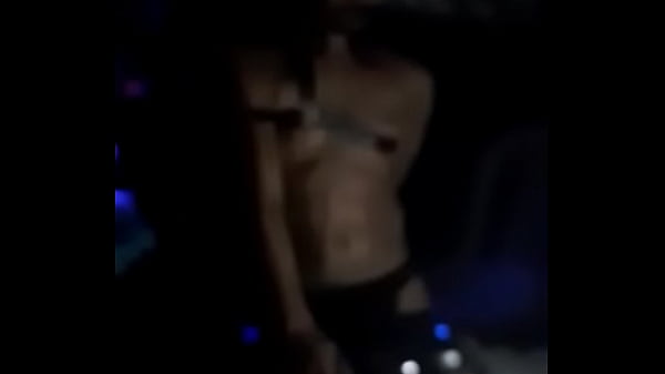 DJ tocando pelado em festa