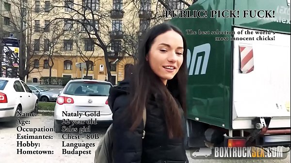 Nataly Gold 在众目睽睽之下在尴尬的环境中乱搞！我情不自禁地感觉良好并达到高潮。