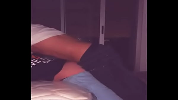 Despues de unos tragos y ver netflix mi compa de haitacion me folla a pelo  