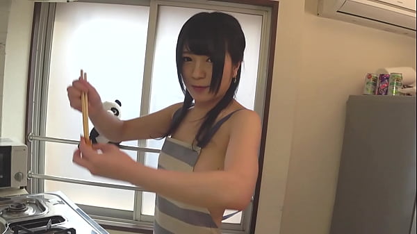 裸エプロンでAV女優が普通に料理してる動画