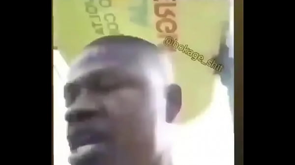 Tarzan careca comendo cu