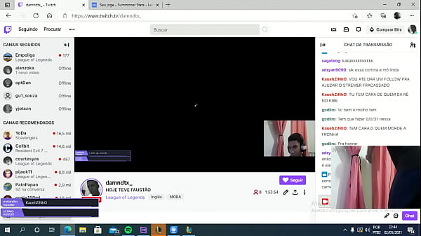 Novinho mostrando o cu na livr