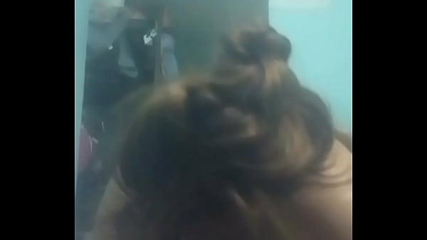 Chupandole las tetas en posici&oacute;n vaquerita