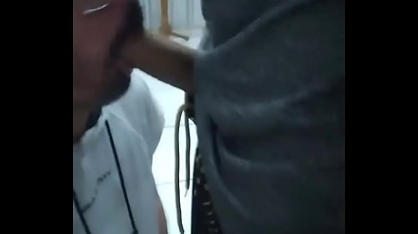 Mamando no vesti&aacute;rio da academia.  