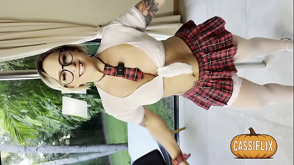 A putinha da universit&aacute;ria, cheia de tes&atilde;o, fez uma sacanagem com um pauzudo que a aguardava e ele, sem d&oacute;, fodeu ela todinha na entrada do caralho  