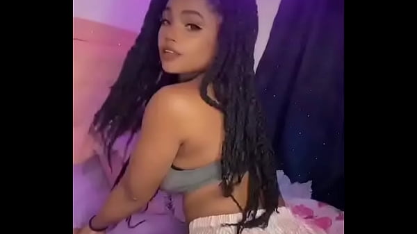 Negra gostosa rebolando na frente da c&acirc;mera e fazendo cara de safada