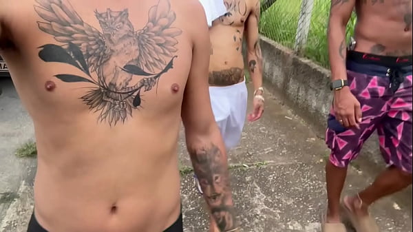 Favelado hetero fode com dotados sem camisinha