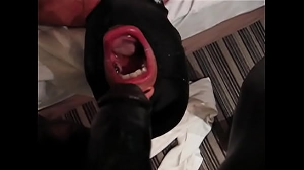 A black cock is pissing in the slut's mouth !