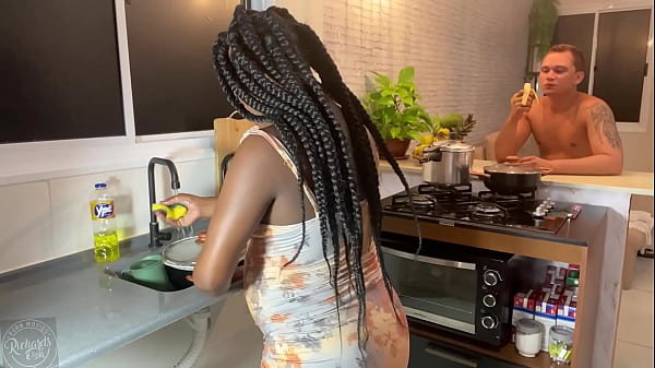 Rapidinha na cozinha com direito a gozada dentro da buceta apertada da gr&aacute;vida linda Bruna Black