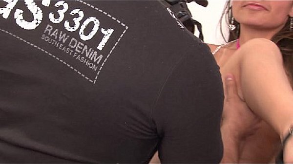 After posing for her first interview to be a porn actress, she falls in love with the photographer and becomes his lover.