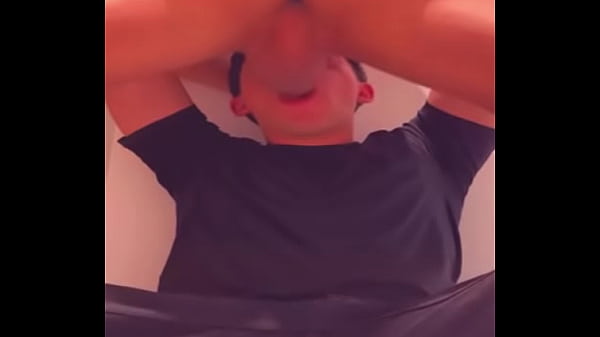 Joven atletico me atraganta en los ba&ntilde;os del centro comercial rico cruising