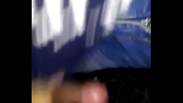 Me hace una paja en el cuarto de sus padres