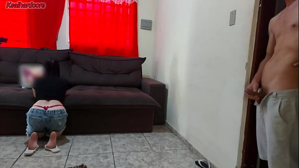 Garota indiana inocente &eacute; pega assistindo pornografia e &eacute; fodida pelo padrasto