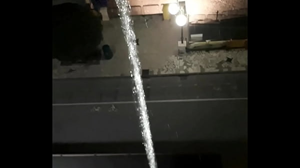 piscio dalla finestra col cazzo duro  