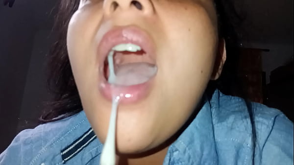 Colegiala recibe toda la leche en la boca despu&eacute;s de clases, succiona y masajea la polla con la lengua hasta lograr la garganta profunda !!! Incre&iacute;ble !!!