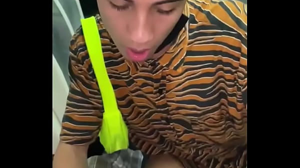 Chupando v&aacute;rias rolae