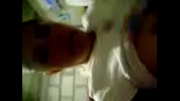 Chup&aacute;ndose las tetas.