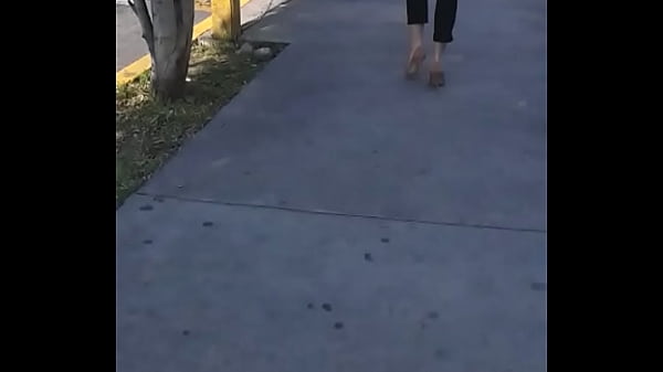 Linda secretaria caminando en tacones