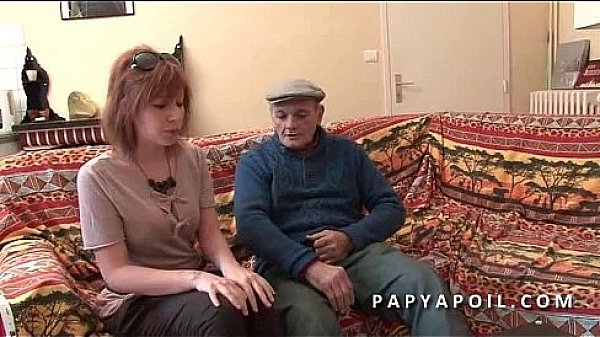 Papy baise une rouquine aux gros pis avant la bonne sodomie par son pote