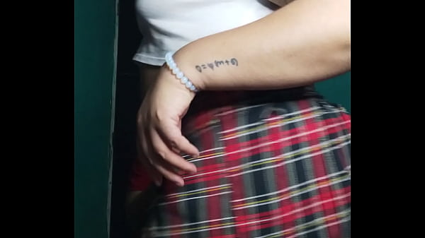 Moocherry se pone traviesa y se levanta la ropa ense&ntilde;ando el culo