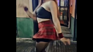 Sabrosa Morra Universitaria 19 A&ntilde;itos Bailando Sexy y Sensual Frente a la Entrada de un antro!! Ese Rico Culo Rebotando me antoja meterselo!!