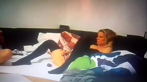 Geiles Paar Sie masturbiert ihre s&uuml;sse Muschi und spielt intensiv mit dem sextoy