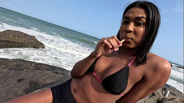 Trans da Rola Gigante: Suruba na Praia e Cu de Boneca