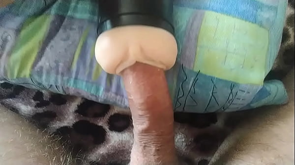 Горячий парень из колледжа трахает свою игрушку и жестко кончает внутрь с громкими стонами