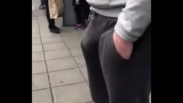 Bulto de pija en la vereda