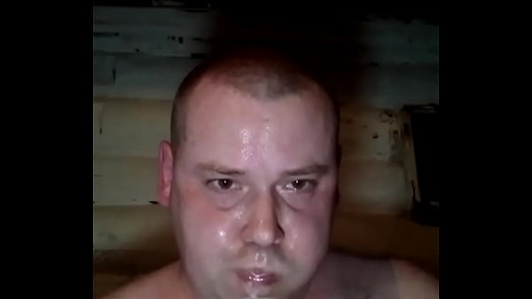 Этот парень любит пить молоко и трахать свою глотку огромными черными членами