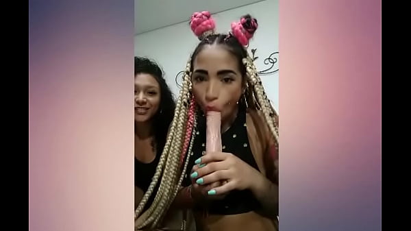 Amigas compartiendo un su juguete  