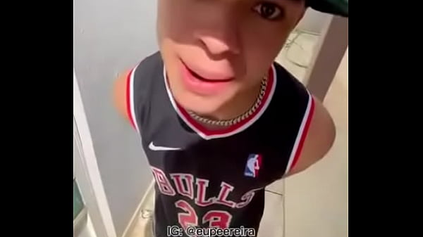 Neg&atilde;o comendo cuzinho