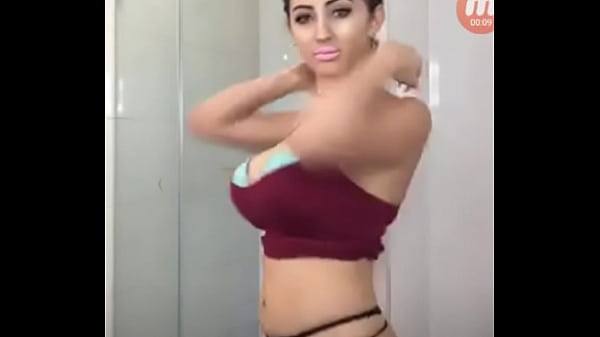 Gostosa peituda no Periscope